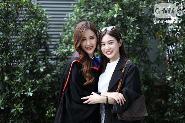 บัณฑิตป้ายแดง "เจน-ซิง-ไวท์" สุดปลื้ม!!! คว้าปริญญา ม.กรุงเทพ