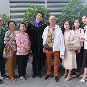 บัณฑิตป้ายแดง "เจน-ซิง-ไวท์" สุดปลื้ม!!! คว้าปริญญา ม.กรุงเทพ