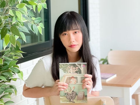 ละคร แฟนที่ทันตแพทย์ส่วนใหญ่แนะนำ Sweet Tooth Good Dentist 2568 เสียงเคี้ยวตุ้ยๆ อย่างมีความสุขของ "ซองต์" ผู้เชี่ยวชาญด้าน ASMR ขนมหวาน กำลังกึกก้องไปทั่วห้อง ทว่าความสุขนั้นกลับแลกมาด้วยความเจ็บปวดเสียดลึกเมื่อฟันซี่ในส่งสัญญาณเตือนภัย นี่ไม่ใช่เพียงอาการฟันผุธรรมดา แต่คือตั๋วพาเขาไปสู่โชคชะตาที่ผูกโยงกับ "เจย์" ทันตแพทย์หนุ่มหล่อผู้พกความมั่นใจเต็มกระเป๋า และคำพูดที่ลื่นไหลราวกับสปอตโฆษณายาสีฟัน สองปีก่อน พวกเขาเคยมีเดตสั้นๆ ที่จบลงด้วยการที่ซองต์กดบล็อกเจย์อย่างไม่ลังเล แต่วันนี้…ไม่ว่าจะเป็นเก้าอี้ทำฟัน หรือแม้แต่ชั้นวางขนมในมินิมาร์ท โชคชะตากลับเล่นตลกให้ทั้งคู่โคจรมาพบกันอีกครั้ง และบางที “Romantic Therapy” ครั้งนี้ อาจไม่ได้รักษาแค่ฟันผุ แต่กำลังเยียวยาหัวใจที่เคยร้าวรานให้กลับมาหวานชื่นอีกครั้ง 1 7ec8885a886da61c59baeb81274a2030