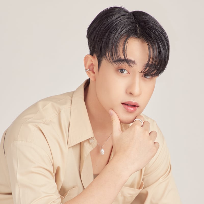 ซีรีส์ REVAMP THE UNDEAD STORY 2568 ณ มุมหนึ่งของเมือง, ร้านขายของโบราณของ "ปัณณ์" คือสถานที่ซ่อนเร้นของกาลเวลา…จนกระทั่งอุบัติเหตุเพียงเสี้ยววินาที เมื่อหยาดโลหิตอุ่นหยดลงบนผืนผ้าใบโบราณ ก็ปลดปล่อยพันธนาการของ "รามิล" แวมไพร์ทายาทผู้สง่างามที่หลับใหลมานานศตวรรษ การฟื้นคืนชีพของเขานำมาซึ่งความอ่อนแอ การไล่ล่าจากฮันเตอร์ และการเดินทางของปัณณ์เพื่อช่วยฟื้นฟูอำนาจให้รามิลผ่านการรวมเหล่าบริวาร ท่ามกลางอันตรายและความขัดแย้งระหว่างเผ่าพันธุ์ ความผูกพันที่ก่อตัวขึ้นอย่างเงียบงันจะนำพวกเขาไปสู่การเปิดเผยความลับแห่งอดีตและการเผชิญหน้ากับศัตรูที่แท้จริงอย่าง เฟอราตู…ผู้เป็นภัยคุกคามเหนือกาลเวลา 5 f78f00d1da480e119487335ef78e1e9d