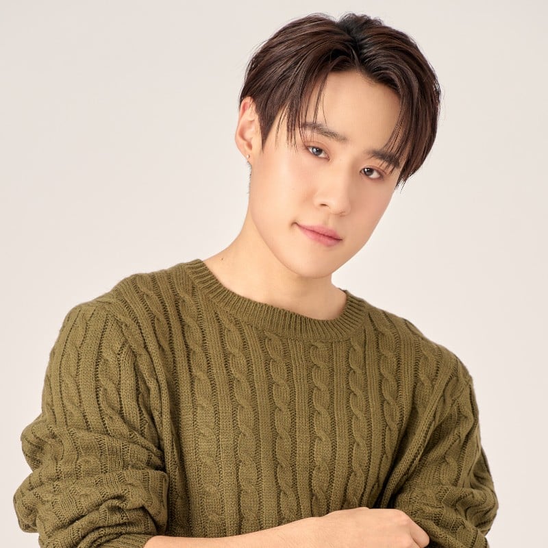 ซีรีส์ ทำนายทายทัพ My Magic Prophecy 2568 "อิน" ผู้มีพรสวรรค์ในการอ่านชะตาผ่านไพ่ทาโรต์อย่างแม่นยำ แต่นั่นคือความลับที่ต้องปิดไว้ เมื่อเขาต้องจำใจรับบท "หมอดูจำเป็น" ให้กับแม่ของ "ทอดาว" เพื่อนสนิท โชคชะตาก็เหวี่ยงให้เขามาเจอกับ "ทัพฟ้า" นายแพทย์เวชบำบัดวิกฤตผู้ไม่เชื่อเรื่องไสยศาสตร์และแสนจะกวนประสาท ทว่าการพบกันครั้งนี้กลับมาพร้อมคำทำนายมรณะ ทัพฟ้ากำลังจะเผชิญเคราะห์หนักถึงชีวิต แม้เขาจะเย้ยหยัน แต่เหตุร้ายที่ถาโถมเข้ามาไม่หยุดหย่อน ตั้งแต่รถชนไปจนถึงอุบัติเหตุแปลกประหลาด ก็บีบให้หมอผู้ยึดมั่นในวิทยาศาสตร์ต้องยอมหนีไปพักใจที่แม่ฮ่องสอน โดยมีอินติดสอยห้อยตามไปเป็นองครักษ์พิทักษ์ดวง ท่ามกลางความขัดแย้ง การปะทะคารม และความใกล้ชิดบนหุบเขา ม่านแห่งความเกลียดชังก็เริ่มคลี่คลายสู่ความรัก… แต่โชคชะตาไม่ได้ใจดีขนาดนั้น เมื่ออุปสรรคจากรักเก่าและคดีลึกลับกำลังรอพวกเขาอยู่ 10 nut 800