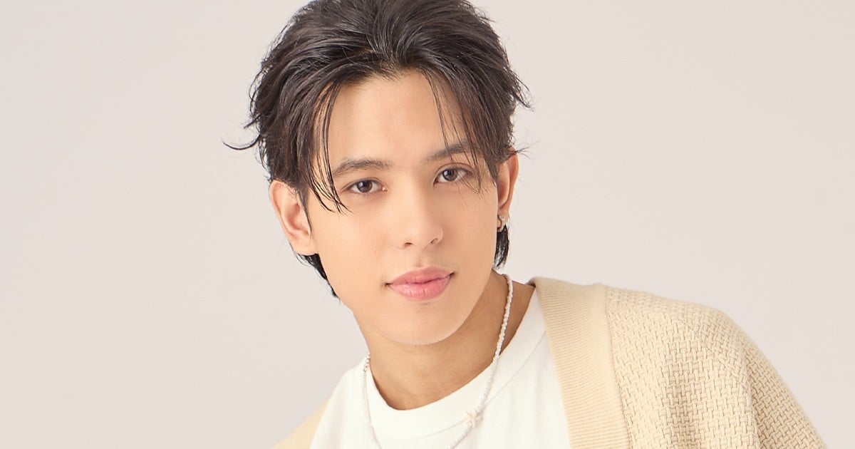 ซีรีส์ REVAMP THE UNDEAD STORY 2568 ณ มุมหนึ่งของเมือง, ร้านขายของโบราณของ "ปัณณ์" คือสถานที่ซ่อนเร้นของกาลเวลา…จนกระทั่งอุบัติเหตุเพียงเสี้ยววินาที เมื่อหยาดโลหิตอุ่นหยดลงบนผืนผ้าใบโบราณ ก็ปลดปล่อยพันธนาการของ "รามิล" แวมไพร์ทายาทผู้สง่างามที่หลับใหลมานานศตวรรษ การฟื้นคืนชีพของเขานำมาซึ่งความอ่อนแอ การไล่ล่าจากฮันเตอร์ และการเดินทางของปัณณ์เพื่อช่วยฟื้นฟูอำนาจให้รามิลผ่านการรวมเหล่าบริวาร ท่ามกลางอันตรายและความขัดแย้งระหว่างเผ่าพันธุ์ ความผูกพันที่ก่อตัวขึ้นอย่างเงียบงันจะนำพวกเขาไปสู่การเปิดเผยความลับแห่งอดีตและการเผชิญหน้ากับศัตรูที่แท้จริงอย่าง เฟอราตู…ผู้เป็นภัยคุกคามเหนือกาลเวลา 9 AJ 1200