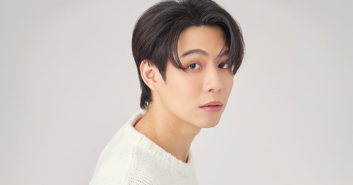 ซีรีส์ ทำนายทายทัพ My Magic Prophecy 2568 "อิน" ผู้มีพรสวรรค์ในการอ่านชะตาผ่านไพ่ทาโรต์อย่างแม่นยำ แต่นั่นคือความลับที่ต้องปิดไว้ เมื่อเขาต้องจำใจรับบท "หมอดูจำเป็น" ให้กับแม่ของ "ทอดาว" เพื่อนสนิท โชคชะตาก็เหวี่ยงให้เขามาเจอกับ "ทัพฟ้า" นายแพทย์เวชบำบัดวิกฤตผู้ไม่เชื่อเรื่องไสยศาสตร์และแสนจะกวนประสาท ทว่าการพบกันครั้งนี้กลับมาพร้อมคำทำนายมรณะ ทัพฟ้ากำลังจะเผชิญเคราะห์หนักถึงชีวิต แม้เขาจะเย้ยหยัน แต่เหตุร้ายที่ถาโถมเข้ามาไม่หยุดหย่อน ตั้งแต่รถชนไปจนถึงอุบัติเหตุแปลกประหลาด ก็บีบให้หมอผู้ยึดมั่นในวิทยาศาสตร์ต้องยอมหนีไปพักใจที่แม่ฮ่องสอน โดยมีอินติดสอยห้อยตามไปเป็นองครักษ์พิทักษ์ดวง ท่ามกลางความขัดแย้ง การปะทะคารม และความใกล้ชิดบนหุบเขา ม่านแห่งความเกลียดชังก็เริ่มคลี่คลายสู่ความรัก… แต่โชคชะตาไม่ได้ใจดีขนาดนั้น เมื่ออุปสรรคจากรักเก่าและคดีลึกลับกำลังรอพวกเขาอยู่ 7 First 1200