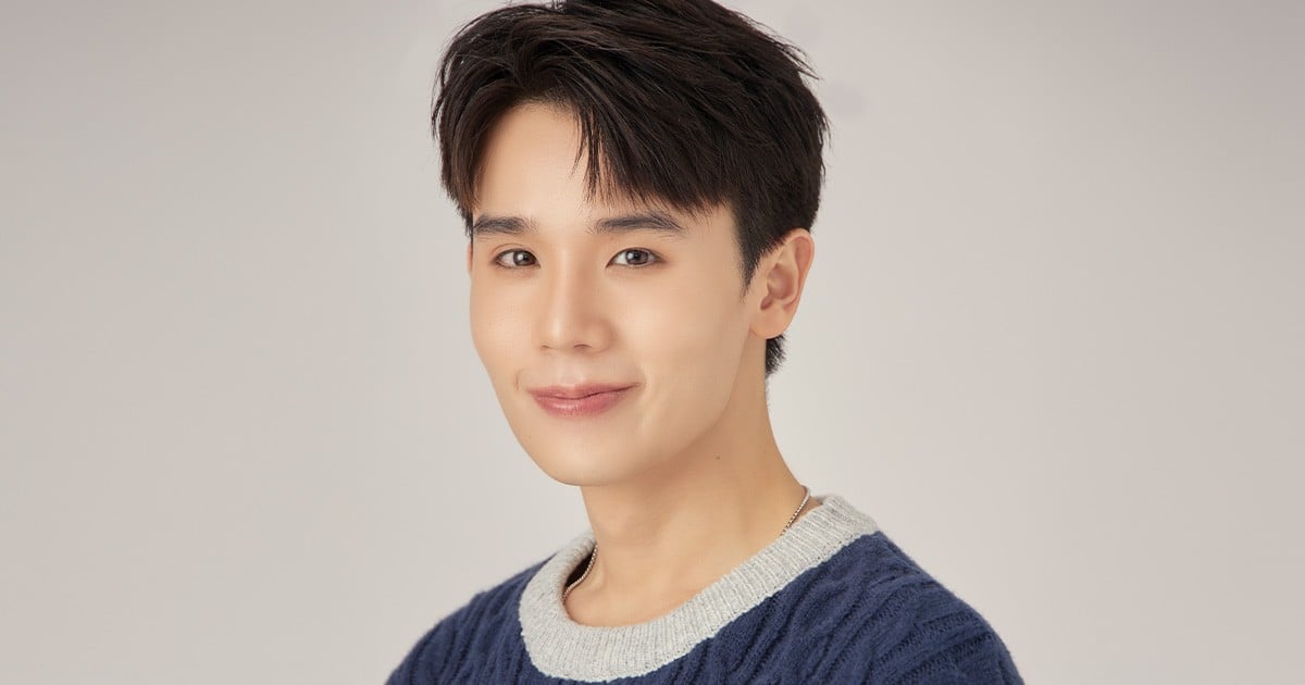 ซีรีส์ ทำนายทายทัพ My Magic Prophecy 2568 "อิน" ผู้มีพรสวรรค์ในการอ่านชะตาผ่านไพ่ทาโรต์อย่างแม่นยำ แต่นั่นคือความลับที่ต้องปิดไว้ เมื่อเขาต้องจำใจรับบท "หมอดูจำเป็น" ให้กับแม่ของ "ทอดาว" เพื่อนสนิท โชคชะตาก็เหวี่ยงให้เขามาเจอกับ "ทัพฟ้า" นายแพทย์เวชบำบัดวิกฤตผู้ไม่เชื่อเรื่องไสยศาสตร์และแสนจะกวนประสาท ทว่าการพบกันครั้งนี้กลับมาพร้อมคำทำนายมรณะ ทัพฟ้ากำลังจะเผชิญเคราะห์หนักถึงชีวิต แม้เขาจะเย้ยหยัน แต่เหตุร้ายที่ถาโถมเข้ามาไม่หยุดหย่อน ตั้งแต่รถชนไปจนถึงอุบัติเหตุแปลกประหลาด ก็บีบให้หมอผู้ยึดมั่นในวิทยาศาสตร์ต้องยอมหนีไปพักใจที่แม่ฮ่องสอน โดยมีอินติดสอยห้อยตามไปเป็นองครักษ์พิทักษ์ดวง ท่ามกลางความขัดแย้ง การปะทะคารม และความใกล้ชิดบนหุบเขา ม่านแห่งความเกลียดชังก็เริ่มคลี่คลายสู่ความรัก… แต่โชคชะตาไม่ได้ใจดีขนาดนั้น เมื่ออุปสรรคจากรักเก่าและคดีลึกลับกำลังรอพวกเขาอยู่ 3 Jimmy 1200