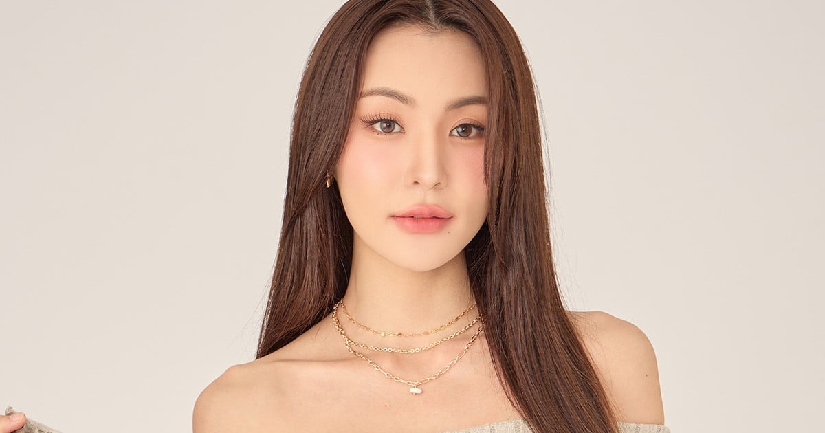 ซีรีส์ REVAMP THE UNDEAD STORY 2568 ณ มุมหนึ่งของเมือง, ร้านขายของโบราณของ "ปัณณ์" คือสถานที่ซ่อนเร้นของกาลเวลา…จนกระทั่งอุบัติเหตุเพียงเสี้ยววินาที เมื่อหยาดโลหิตอุ่นหยดลงบนผืนผ้าใบโบราณ ก็ปลดปล่อยพันธนาการของ "รามิล" แวมไพร์ทายาทผู้สง่างามที่หลับใหลมานานศตวรรษ การฟื้นคืนชีพของเขานำมาซึ่งความอ่อนแอ การไล่ล่าจากฮันเตอร์ และการเดินทางของปัณณ์เพื่อช่วยฟื้นฟูอำนาจให้รามิลผ่านการรวมเหล่าบริวาร ท่ามกลางอันตรายและความขัดแย้งระหว่างเผ่าพันธุ์ ความผูกพันที่ก่อตัวขึ้นอย่างเงียบงันจะนำพวกเขาไปสู่การเปิดเผยความลับแห่งอดีตและการเผชิญหน้ากับศัตรูที่แท้จริงอย่าง เฟอราตู…ผู้เป็นภัยคุกคามเหนือกาลเวลา 8 Kapook 1200