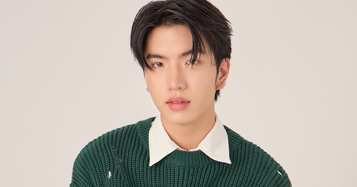 ซีรีส์ โปรดใช้วิจารณญาณในการรักเธอ MuTeLuv 2568 ในโลกที่ความรักซับซ้อนราวกับปริศนาแห่งโชคชะตา เมื่อเหตุผลไม่อาจนำทางหัวใจ ผู้คนจึงหันไปหาพลังเร้นลับที่อยู่เหนือกาลเวลา… การมูเตลู การพึ่งพาไสยศาสตร์, การพยากรณ์, และพิธีกรรมศักดิ์สิทธิ์ ได้กลายเป็นแผนที่นำทางสู่ความสมหวัง ความปรารถนาจะกุมมือคนที่รักให้มั่นคง นำพาพวกเขาไปสู่การบูชาเครื่องราง, การขอพรองค์เทพ, หรือการปรับเปลี่ยนดวงชะตาให้ลงตัวกับรักแท้ แต่คำถามยังคงแขวนอยู่กลางอากาศเช่นเดียวกับควันธูป เมื่อความรักถูกกำหนดด้วยศรัทธา…ตอนจบของเรื่องนี้จะงดงามเหมือนที่ดวงดาวทำนายไว้จริงหรือ 2 Keen 1200