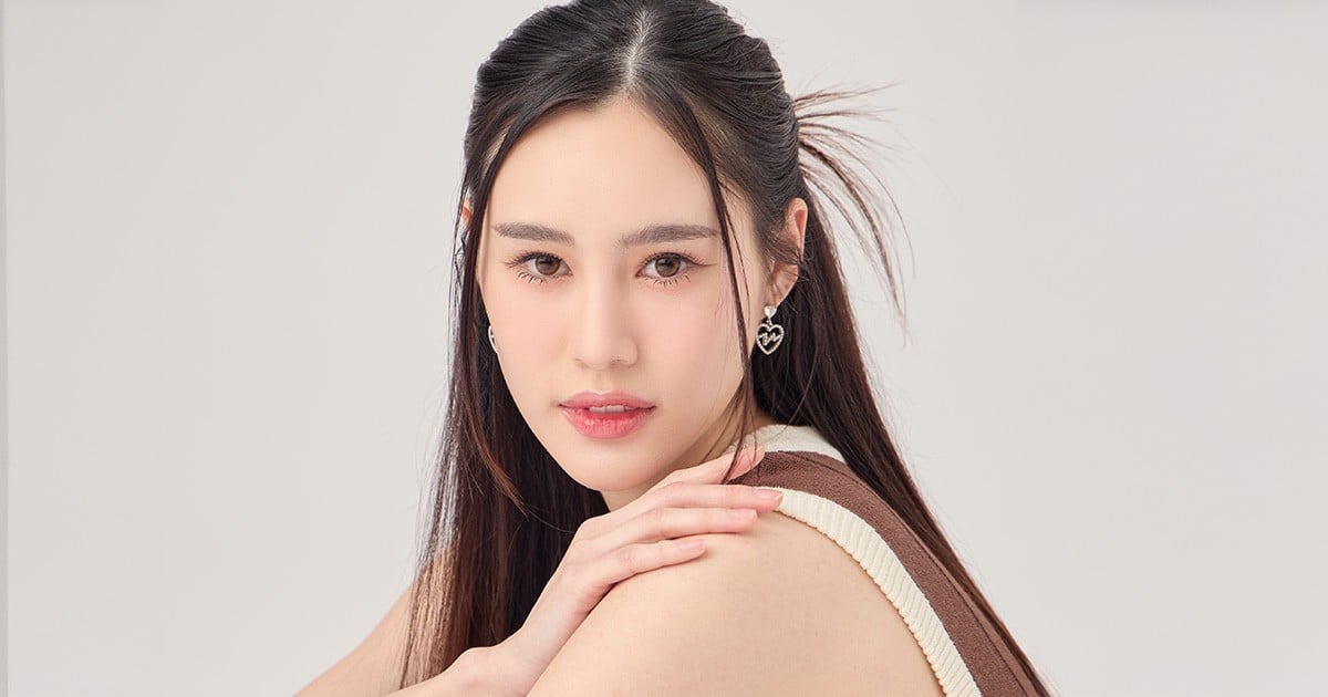 ซีรีส์ บุหงาหมื่นภมร ENIGMA BLACK STAGE 2568 สนามประกวดนางเอกละครเวทีครั้งยิ่งใหญ่ โดยมี "หม่อมเรย์" ไฮโซผู้ทรงอิทธิพลเป็นผู้กุมชะตา อาจดูเป็นเพียงเวทีแห่งความฝัน แต่สำหรับ "อาจิน" ชายหนุ่มผู้ไม่ยอมปล่อยให้ความลับมืดมิดกัดกินความจริง ทุกการเคลื่อนไหวของหม่อมเรย์ล้วนส่งสัญญาณอันตราย เมื่อเขาตัดสินใจแทรกตัวเข้าสู่เบื้องหลัง ก็ได้พบกับ "เพลงพิณ" พริตตี้สาวที่ชีวิตพลิกผันจนแทบสิ้นหวัง อาจินผลักดันเธอเข้าสู่สมรภูมิแห่งการแข่งขันที่เต็มไปด้วยคมมีดของการแก่งแย่งชิงดีกับคู่แข่งที่น่าจับตาอย่าง "จิว" , "มายเดย์" และ "อันยา" ภายใต้แสงไฟของเวทีนี้ มีทั้งความลับที่พร้อมจะทำลาย และชะตากรรมของคนที่ต้องต่อสู้เพื่อสิ่งที่ยิ่งกว่าแค่ตำแหน่ง 'นางเอก' 6 Mint 1200