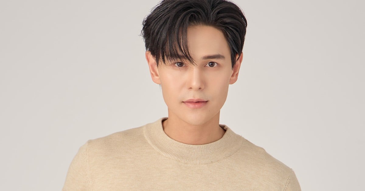 ซีรีส์วาย เปิดเทอมใหม่ หัวใจหัดรัก Boys in love 2568 เรื่องราวความรักของนักเรียนดีเด่นอย่าง เชน ที่ชีวิตถูกตีกรอบด้วยหนังสือและกฎระเบียบ จนกระทั่งการมาถึงของ กิต เด็กใหม่ผู้เต็มไปด้วยความวุ่นวายและปมในใจ การติวหนังสือที่ไม่ลงรอยกลับกลายเป็นจุดเริ่มต้นของความสัมพันธ์ที่ทั้งหวานและวุ่นวาย พร้อมกันนั้น คิม และ ม่อน สองเพื่อนสนิทของพวกเขา ก็ต้องเผชิญหน้ากับบททดสอบครั้งใหญ่จากครอบครัว เพื่อพิสูจน์ให้เห็นว่าความรักของพวกเขานั้นแข็งแกร่งเพียงพอ 9 Papang 1200