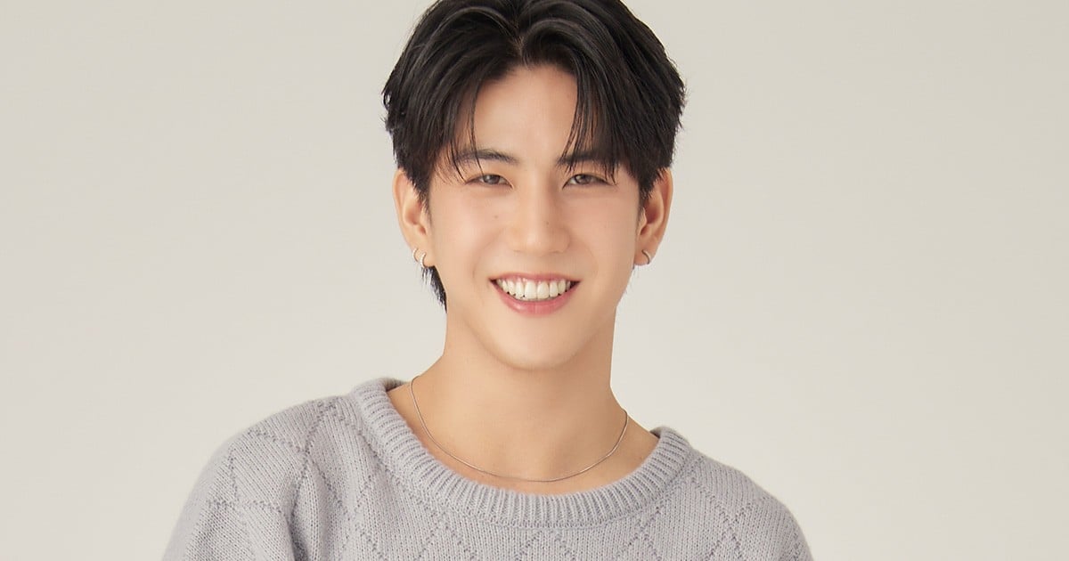 ซีรีส์ ทำนายทายทัพ My Magic Prophecy 2568 "อิน" ผู้มีพรสวรรค์ในการอ่านชะตาผ่านไพ่ทาโรต์อย่างแม่นยำ แต่นั่นคือความลับที่ต้องปิดไว้ เมื่อเขาต้องจำใจรับบท "หมอดูจำเป็น" ให้กับแม่ของ "ทอดาว" เพื่อนสนิท โชคชะตาก็เหวี่ยงให้เขามาเจอกับ "ทัพฟ้า" นายแพทย์เวชบำบัดวิกฤตผู้ไม่เชื่อเรื่องไสยศาสตร์และแสนจะกวนประสาท ทว่าการพบกันครั้งนี้กลับมาพร้อมคำทำนายมรณะ ทัพฟ้ากำลังจะเผชิญเคราะห์หนักถึงชีวิต แม้เขาจะเย้ยหยัน แต่เหตุร้ายที่ถาโถมเข้ามาไม่หยุดหย่อน ตั้งแต่รถชนไปจนถึงอุบัติเหตุแปลกประหลาด ก็บีบให้หมอผู้ยึดมั่นในวิทยาศาสตร์ต้องยอมหนีไปพักใจที่แม่ฮ่องสอน โดยมีอินติดสอยห้อยตามไปเป็นองครักษ์พิทักษ์ดวง ท่ามกลางความขัดแย้ง การปะทะคารม และความใกล้ชิดบนหุบเขา ม่านแห่งความเกลียดชังก็เริ่มคลี่คลายสู่ความรัก… แต่โชคชะตาไม่ได้ใจดีขนาดนั้น เมื่ออุปสรรคจากรักเก่าและคดีลึกลับกำลังรอพวกเขาอยู่ 4 Sea 1200